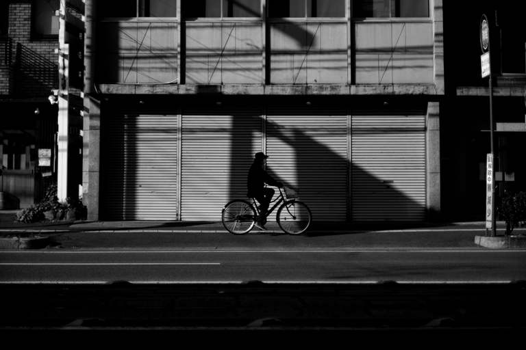 Urban geometry. Lost in the shadows.